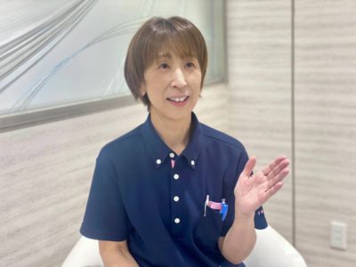 インタビューに応える柳川介護主任の写真